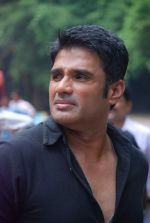 Sunil Shetty on location of film Mere Dost Picture Abhi Baki Hain in Kandivali, Mumbai on 30th June 2012 (18).JPG